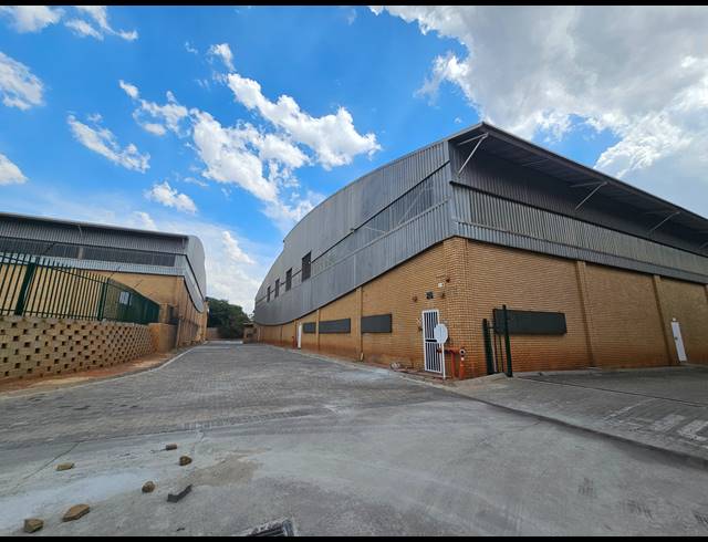 4,286M² WAREHOUSE TO LET IN LONGMEADOW